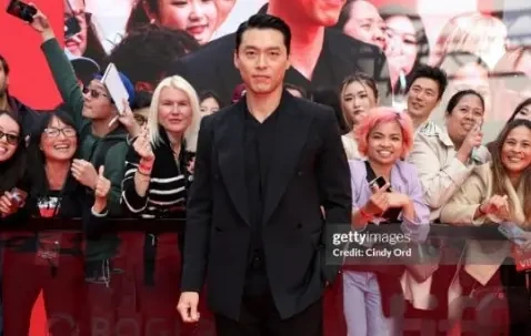玄彬这一次亮相是为了宣传电影《哈尔滨》，现场和李栋旭同台耍帅