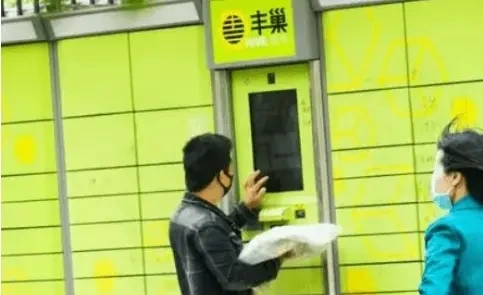 招股书显示，截至5月底，丰巢的网络由33.02万组丰巢智能柜组成，坐拥这么多快递柜的丰巢赚钱吗？
