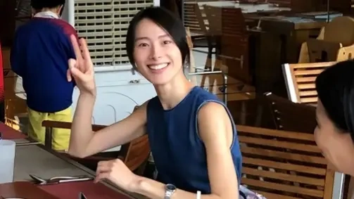 梁洛施19岁时就为李泽楷生娃，如今才35岁的她，已经有三个十四五岁的儿子