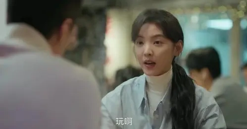《凡人歌》中，那隽是出了名的卷王，在公司被称为那神