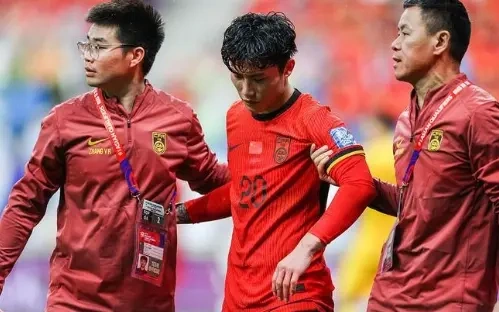 微博热搜榜上，“伊万下课”长时间位列其中，新闻发布会上称，“这个问题不应该由我来回答。”