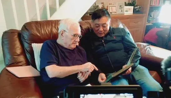 《后会无期》中摄影机正缓慢扫过宁静的海水，仿佛一双眼睛，凝视着一片悲伤的水域。