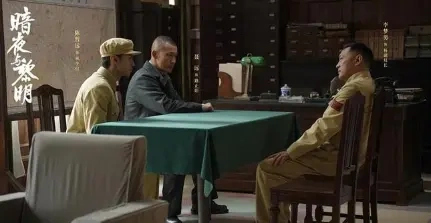 《暗夜与黎明》确认档期，9月18日起，央八电视剧频道上星开播，爱奇艺网络独播
