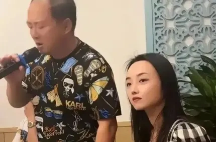 56岁的唐鉴军再次当爸爸