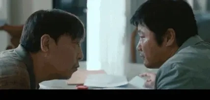 一个是故事尾声落下那支签字离婚的笔，写下的终于不是“大团圆”结局，而是难得不劝和的勇气