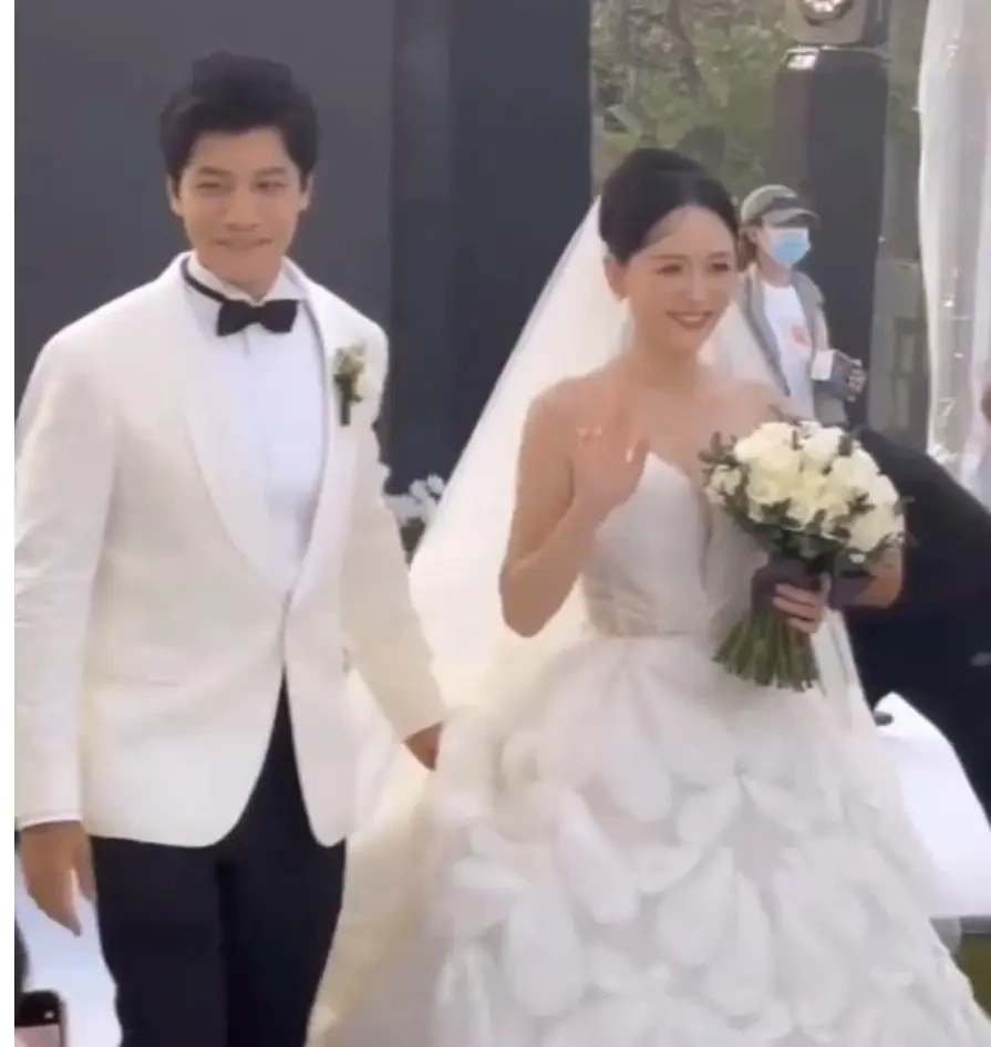 明道为陈乔恩婚礼献唱