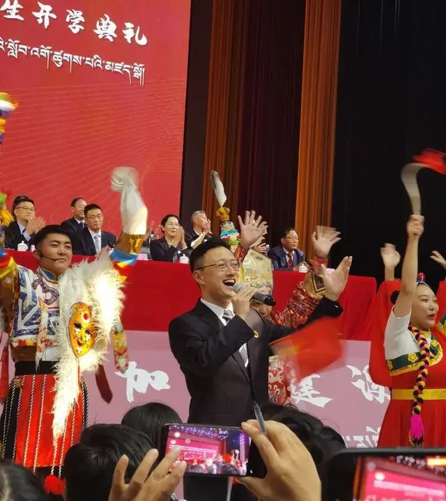 大学副校长在主席台上引吭高歌，火了！对话援藏干部郑安阳