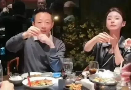 汪小菲与马筱梅国庆假期也没有停下来，夫妻俩与员工们搞团建，玩得很开心，又吃又玩游戏。