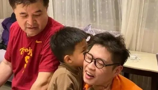 奶茶妹妹章泽天的变化可不止这些，她当天出席活动的时候，身上戴着一个胸针，胸针上那个独眼的标志格外明显