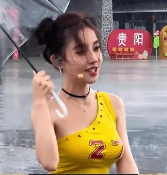 冯提莫直播突遇暴雨，导致全身湿透，身材彻底暴露！