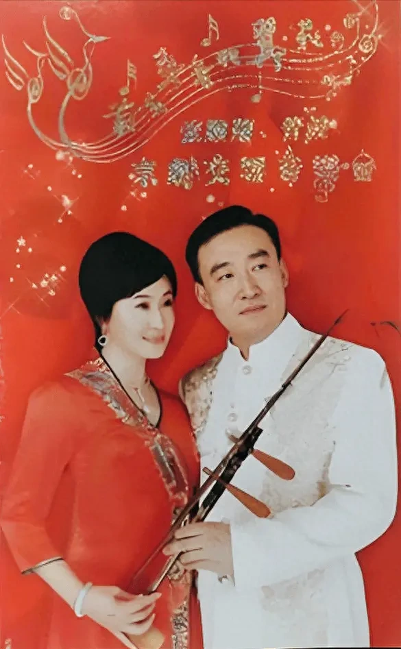京剧名角管波与丈夫青梅竹马长大，丈夫是京胡名家