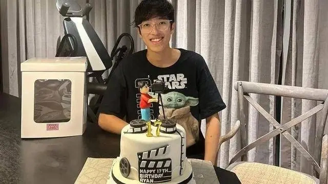 港星李克勤大儿子李立仁被指撞脸刘翔，获家人庆生
