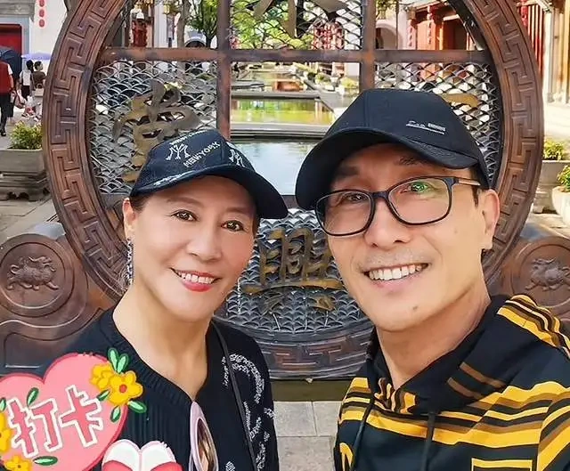 巩汉林妻子于老金社区唱红歌，活力四射无私奉献21年