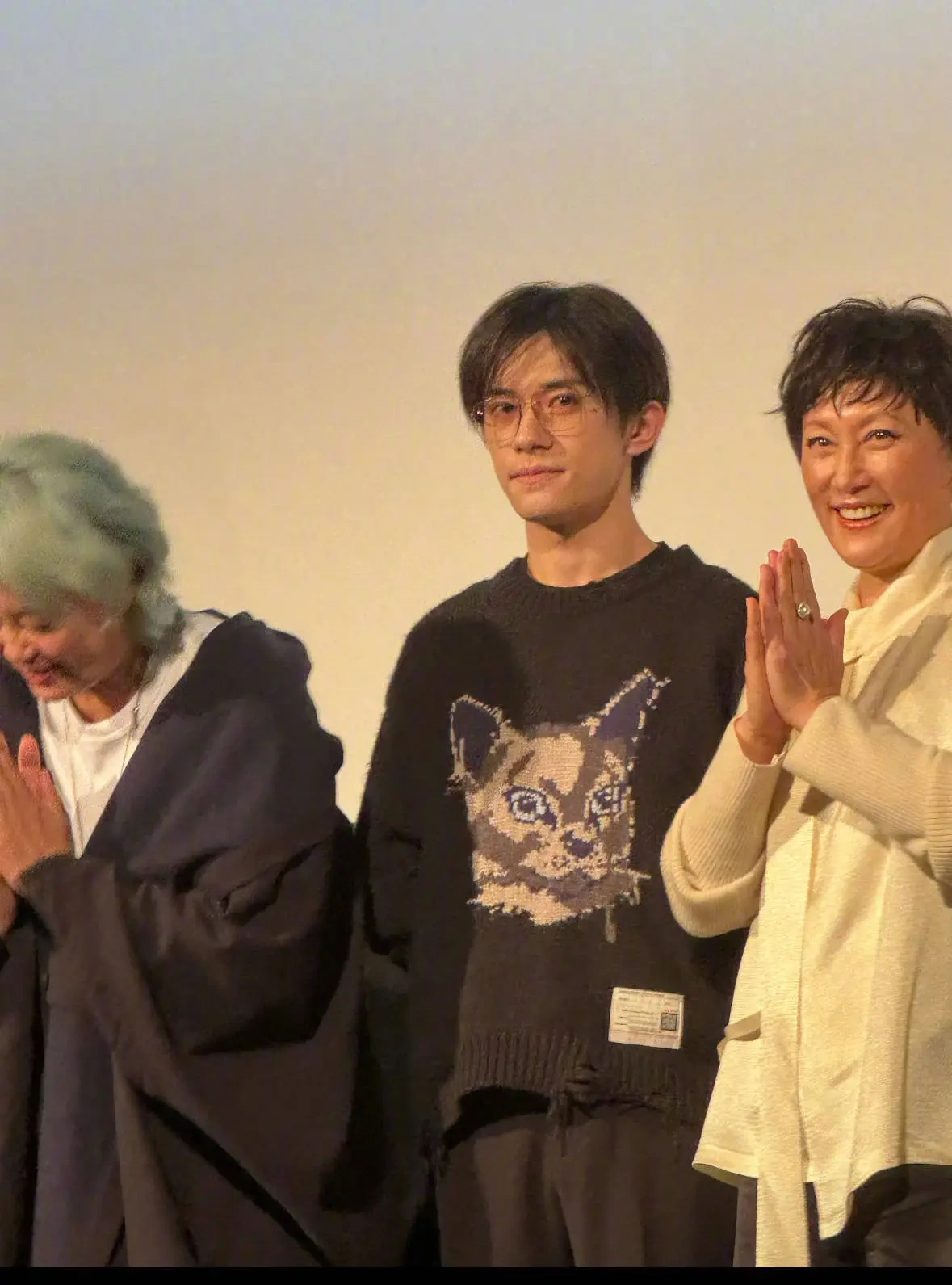 《小小的我》全球首映，易烊千玺亮相，卡通图案毛衣斯文成熟又少年气十足