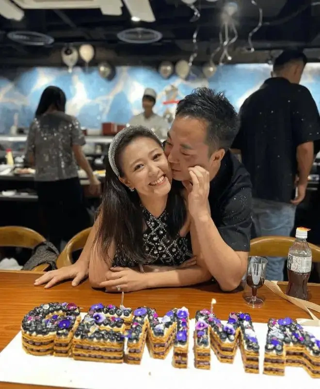 前落选港姐宣布怀第三胎！挺大肚子和子女合影，幸福乐无边