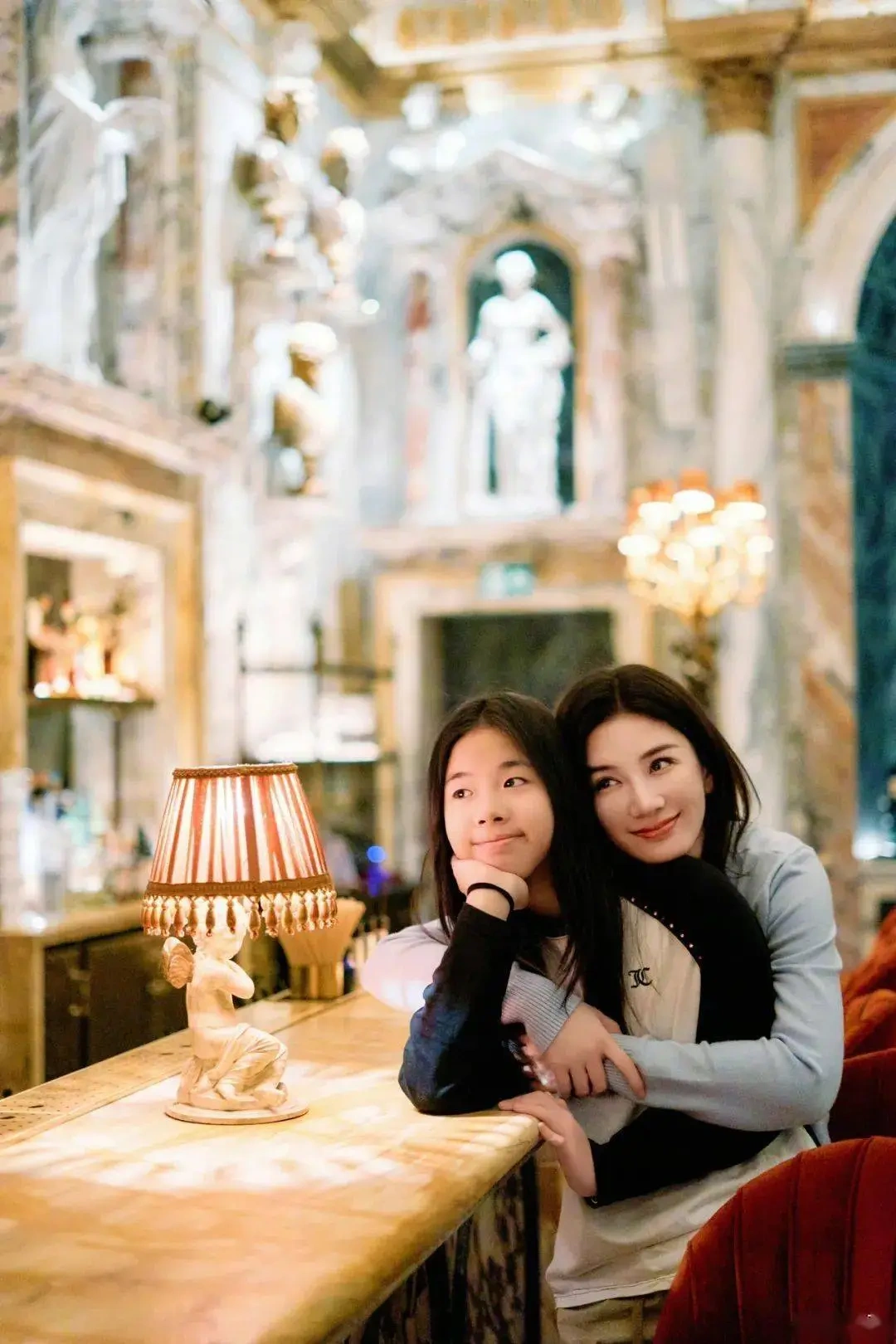 黄奕发了和女儿在伦敦的合照，已经去英国上初中了？