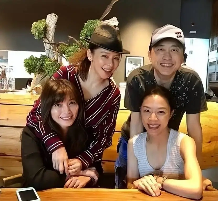 庾澄庆晒出与老婆张嘉欣合影，49岁张嘉欣气质温婉，状态太绝了