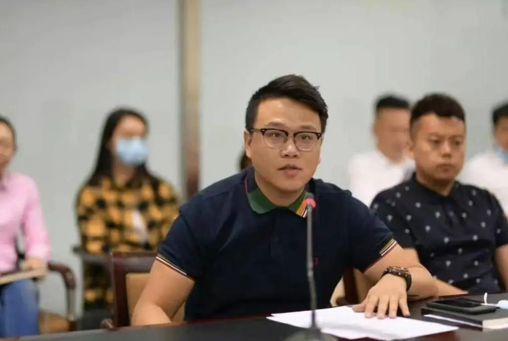 主持人李昕鑫去世，年仅37岁，因家中书房失火，妻子怀孕5个月了