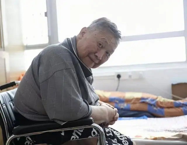 TVB知名老戏骨一个月两次跌倒，健康状况令人担忧，没钱治病等自愈
