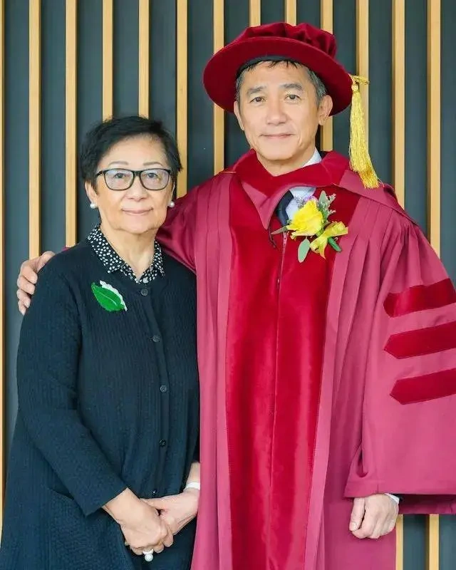 媒体人查小欣道出梁朝伟求婚细节，现场照片丢失，兰花戒指定终身