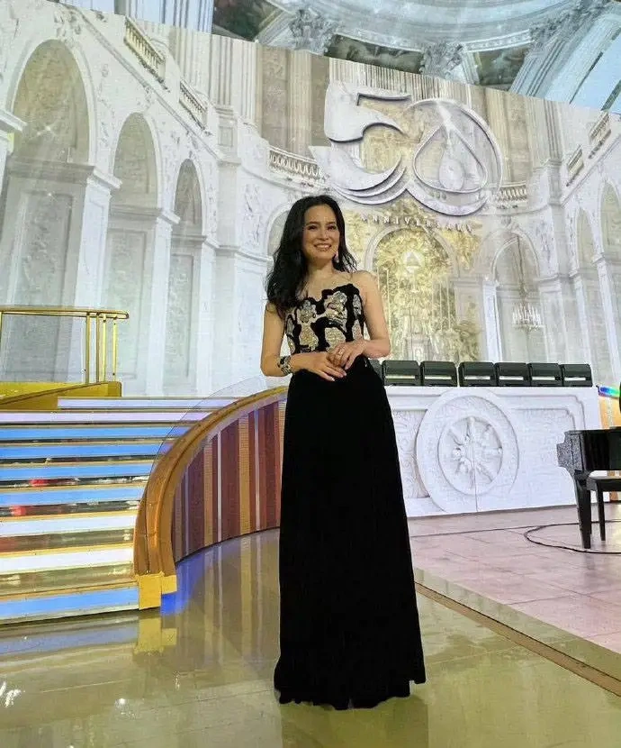 TVB女星感情之路波折不断，突晒23岁少年毕业照，开心称呼对方“儿子”