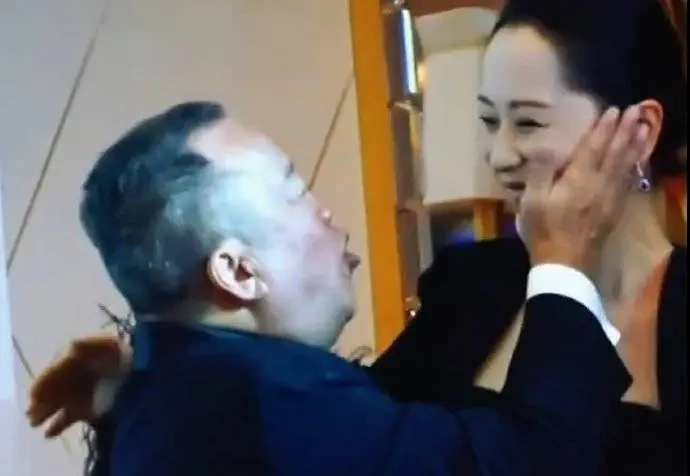 曾志伟两次摸了海清的脸，乍看有点怪，细看是长辈对晚辈的鼓励