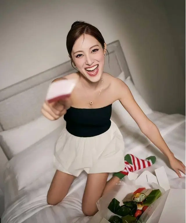塑料姐妹情？陈凯琳现身唐诗咏新店拍片，被网民狠批戏精上身
