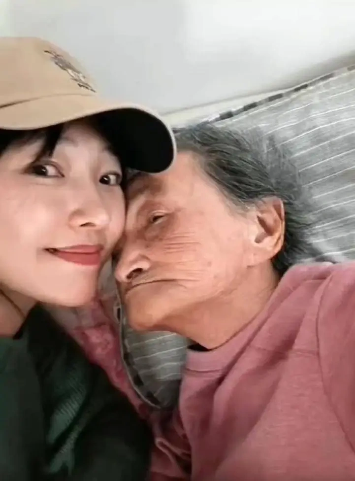 太突然！白百何94岁姥姥去世，本人悲痛悼念，深切眷恋与不舍