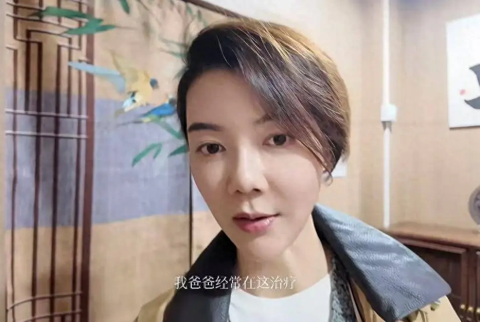 车晓带父亲看中医，车晓彤满头白发，爷俩可以说是复制粘贴