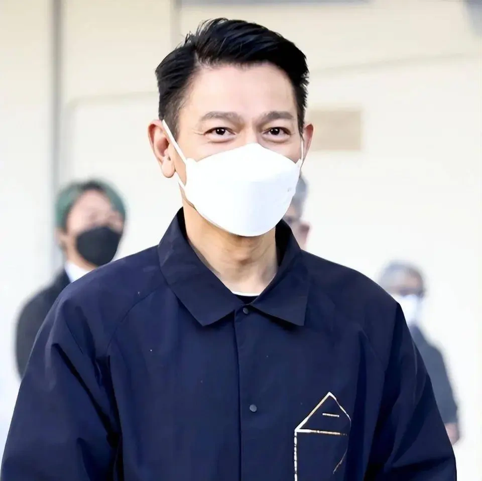 刘德华现身进行拜佛仪式，华仔超爱老婆不断提示歌迷安静