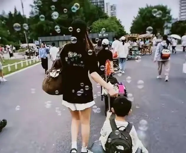 赵丽颖冯绍峰合体亮相！陪儿子小学报到
