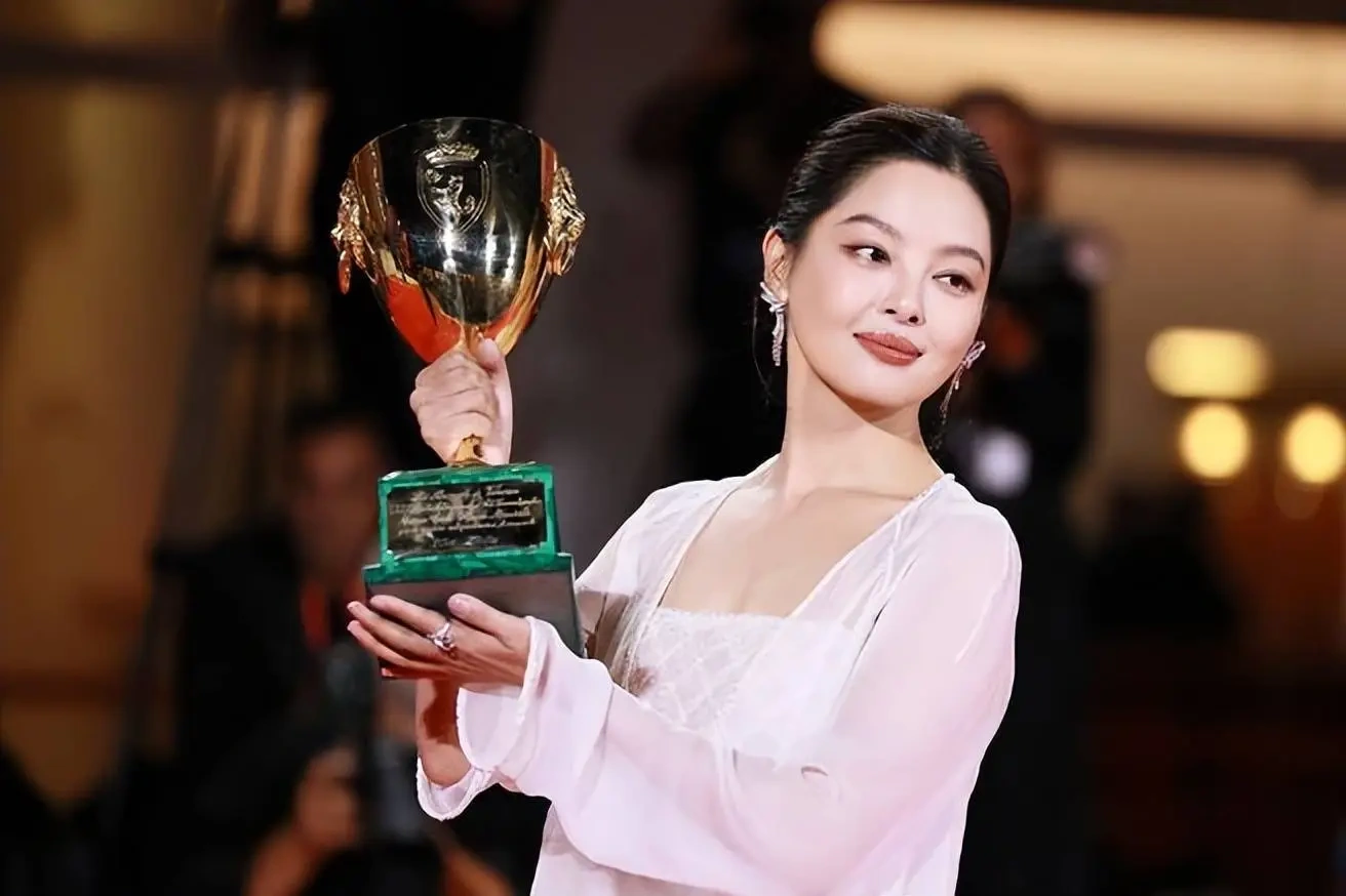 “一会儿哭一会儿骄傲”辛芷蕾拿国际大奖，妈妈的反应太戳了！