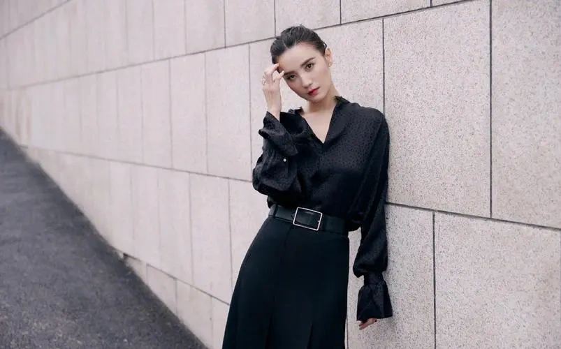 宋佳呼吁别叫“老师”请叫“小花儿”，坦言曾较劲怕当“花瓶”，如今44岁学会“放过自己”