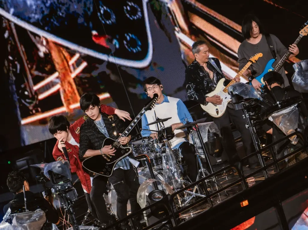 五月天《回到那一天》25周年巡回演唱会贵阳站圆满举行：千台无人机变幻图腾，近4分钟烟火点亮贵阳夜空