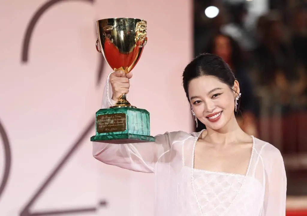 辛芷蕾威尼斯夺冠后与前任经纪人和解，现实比剧本更动人