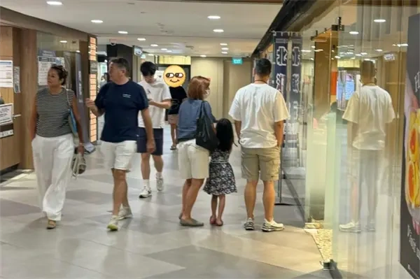 粉丝新加坡偶遇孙燕姿一家，丈夫帅气儿女乖巧，画面温馨有爱
