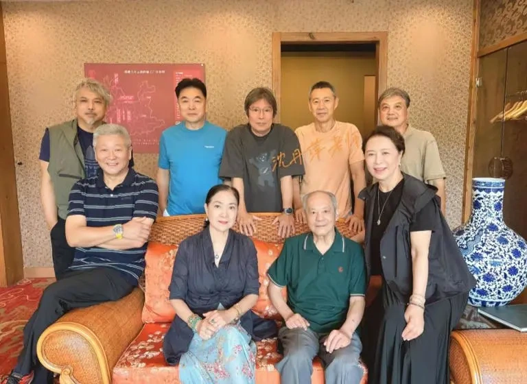 张丰毅同学聚会穿橙色T恤显年轻，身材管理令人赞叹