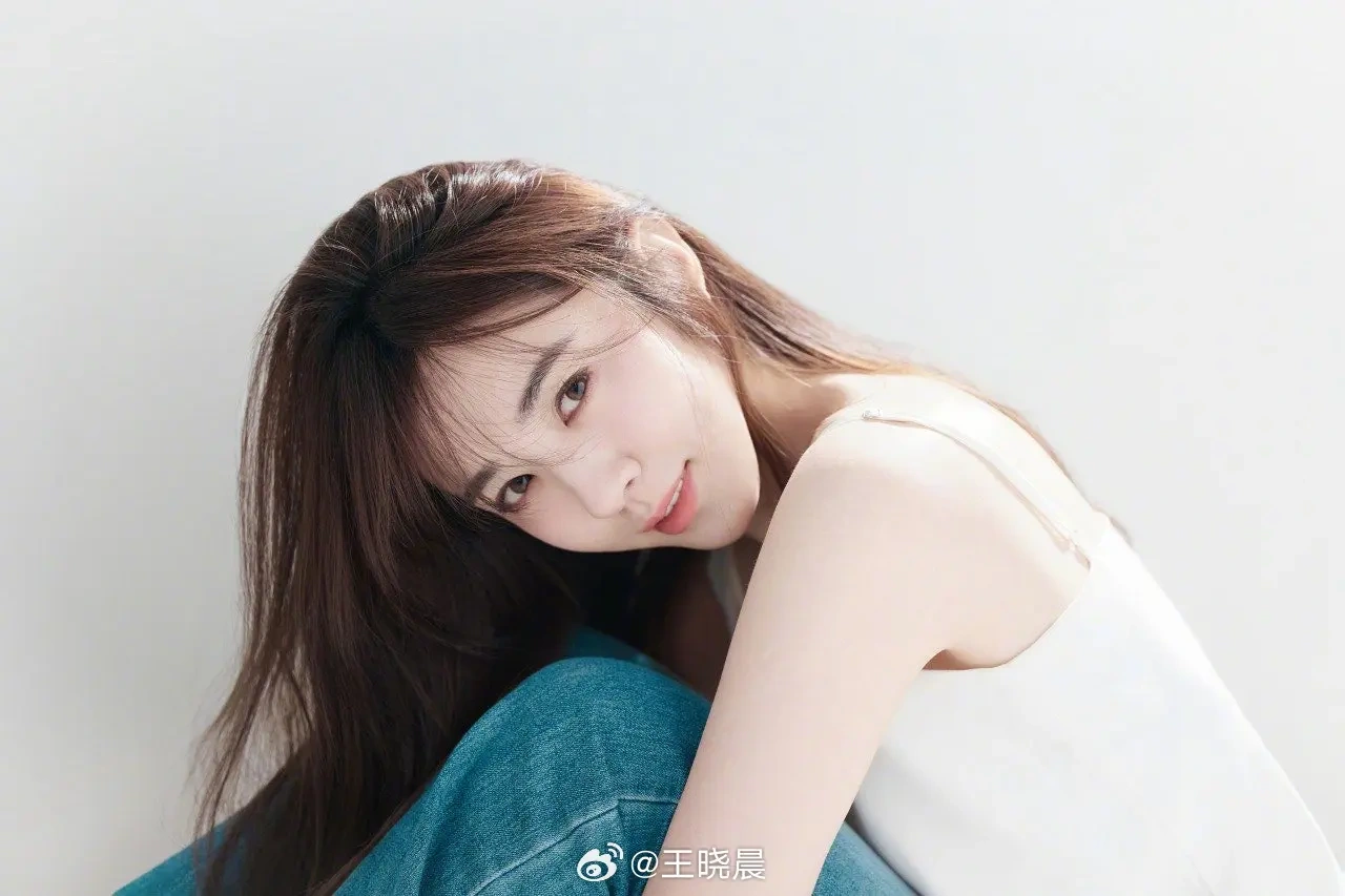 王晓晨晒童年照回应双下巴：这是爸妈给的福气