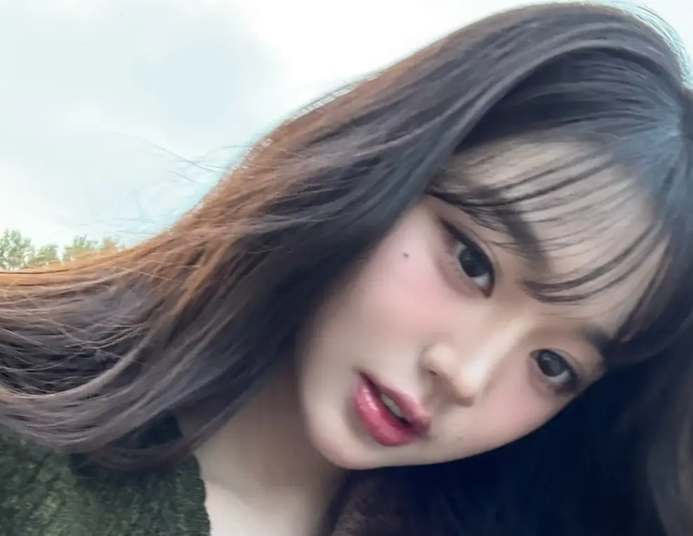 张元英的手火上热搜！网友放大直拍惊了：这手指是真实存在的吗？