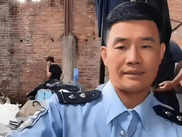 嘎子哥谢孟伟穿警服直播带货，直接被拘7天！网友：这回可太“刑”了！
