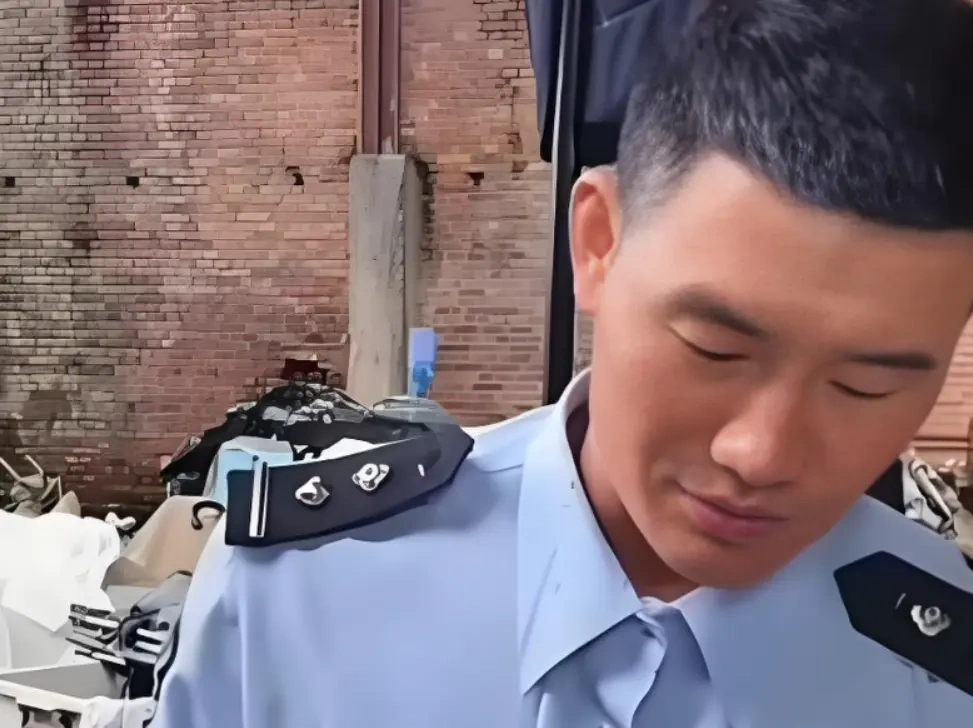 “嘎子哥”谢孟伟账号全被封！穿警服带货被行拘，千万粉丝一夜清零…