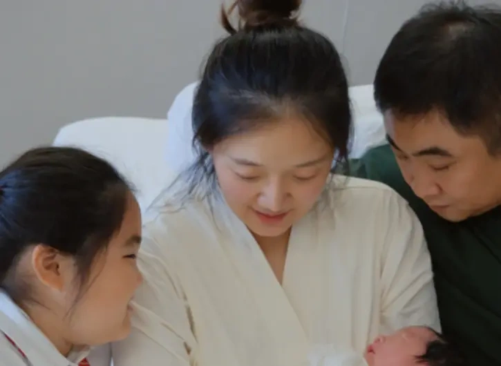乔杉莫丹喜得三胎！一家五口首同框，小儿子的长相太像爸爸了