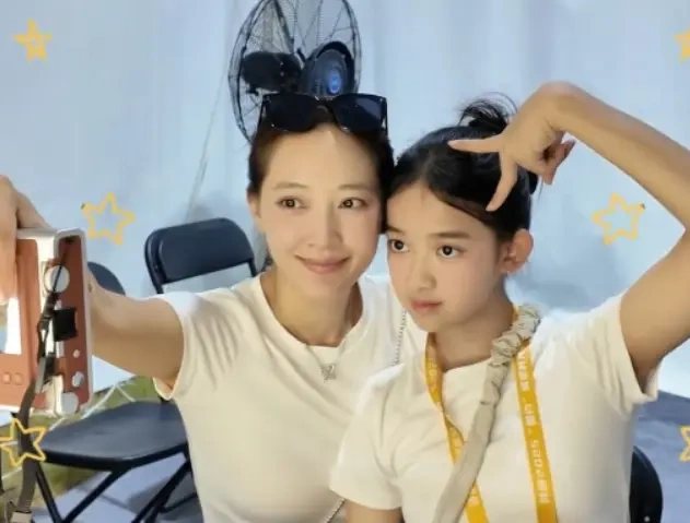聂远女儿在韩庚演唱会上表演，聂远夫妇冒雨看女儿演出