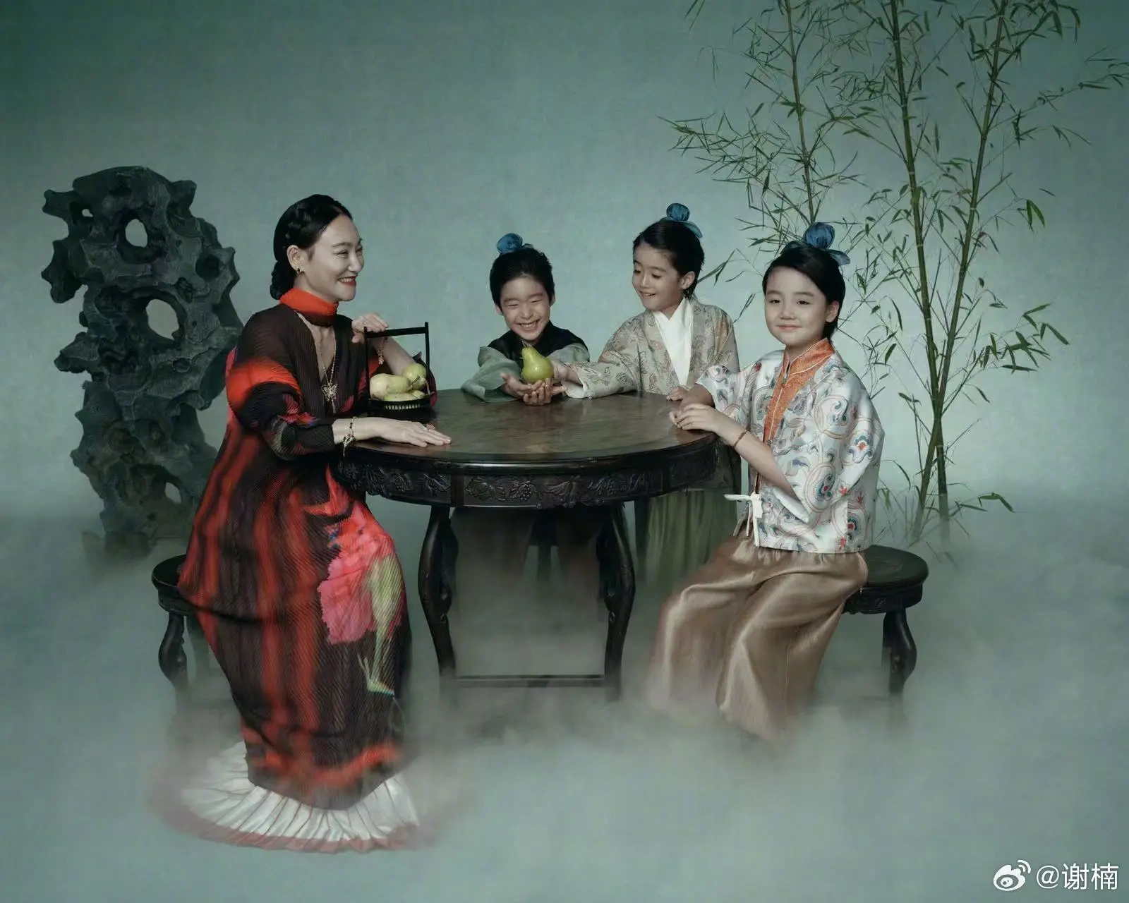 谢楠晒娃惊喜！吴京家老二拍杂志，惠英红带娃有方