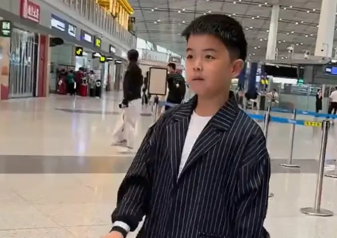 佟丽娅儿子朵朵机场照曝光，网友惊叹：简直是陈思诚的迷你版