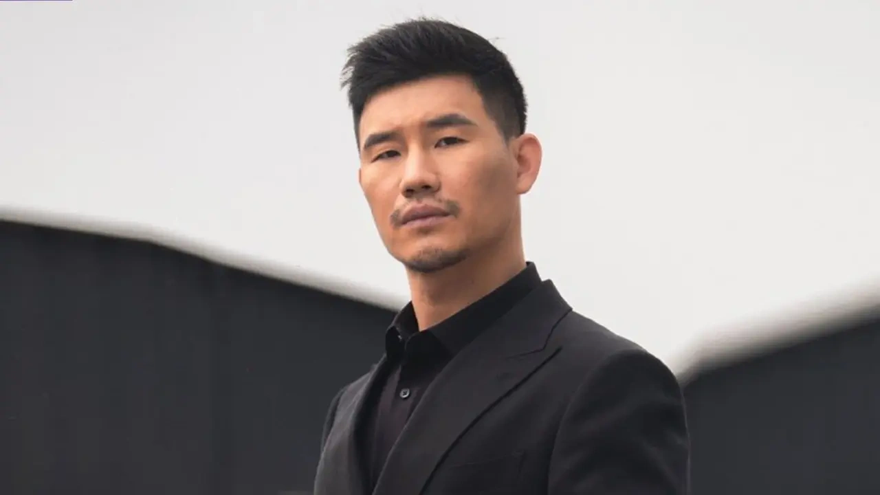 “嘎子”谢孟伟视频服务价涨1.5倍引热议，前脚因穿警服被拘成“劣迹艺人”，后脚身价飙升