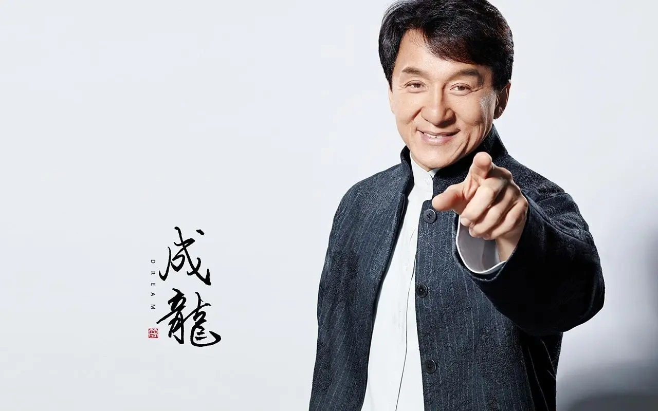 71岁成龙坐私人飞机看球赛，步子比年轻人还轻快