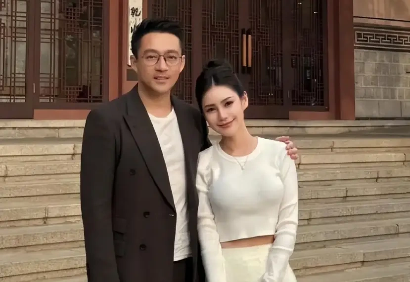 汪小菲马筱梅巴黎牵手散步，马筱梅衣着宽松引怀孕