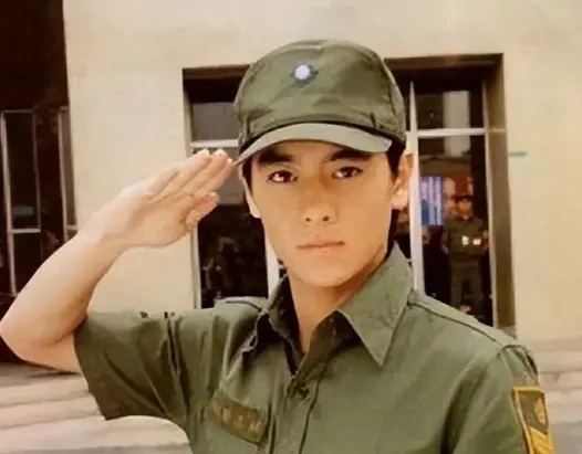强烈对比！有人逃兵役，有人选择“最红”时期入伍