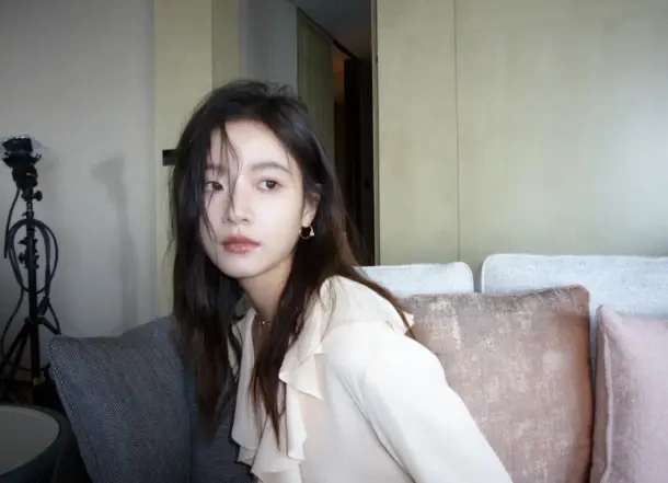 00小花李庚希，手握众多好资源，“资本”为啥喜欢她